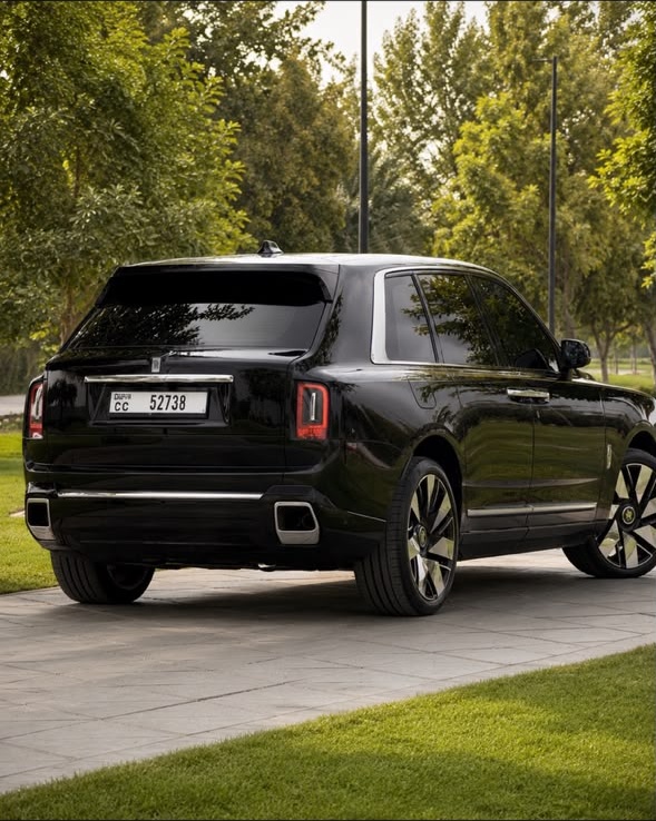 Rolls-Royce Cullinan Black Badge – Nero / Tan Leather