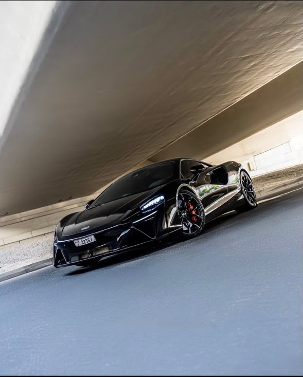 McLaren Artura – Nero – Black Alcantara Interior