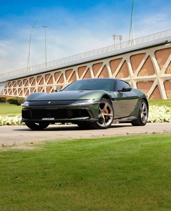 Ferrari 12Cilindri – Verde British – Arancio Hide