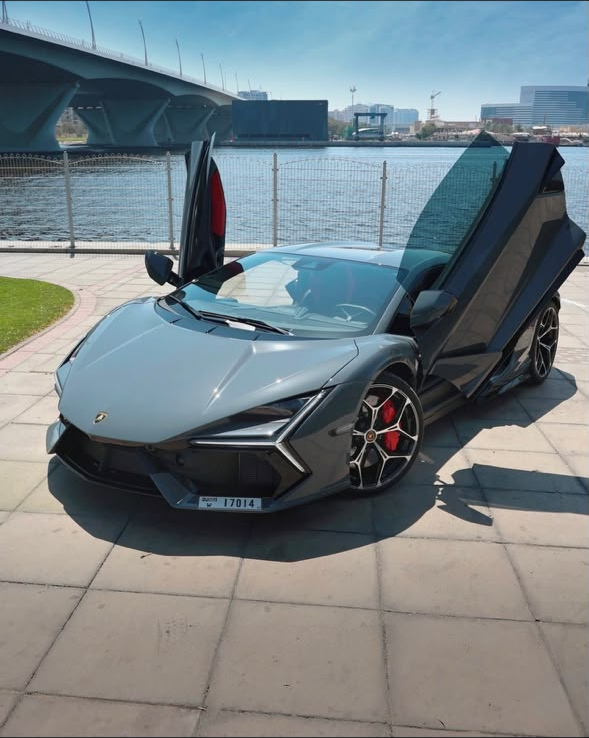 Lamborghini Revuelto – Grigio Acheso – Rosso Hide