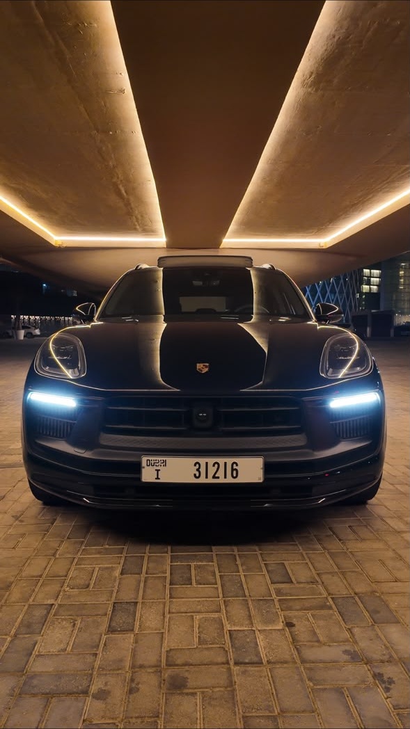 Porsche Macan GTS – Nero / Black Leather – Red Stitch