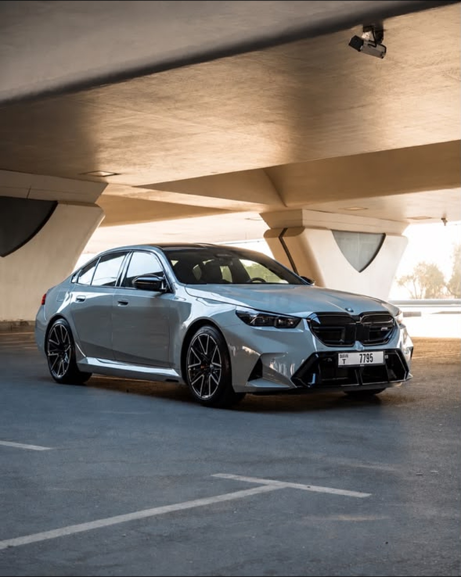 BMW M5 Competition – Brooklyn Grey – Red Merino