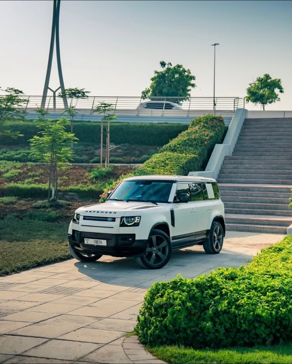 Land Rover Defender 110 – Bianco Fuji / Ivory Leather