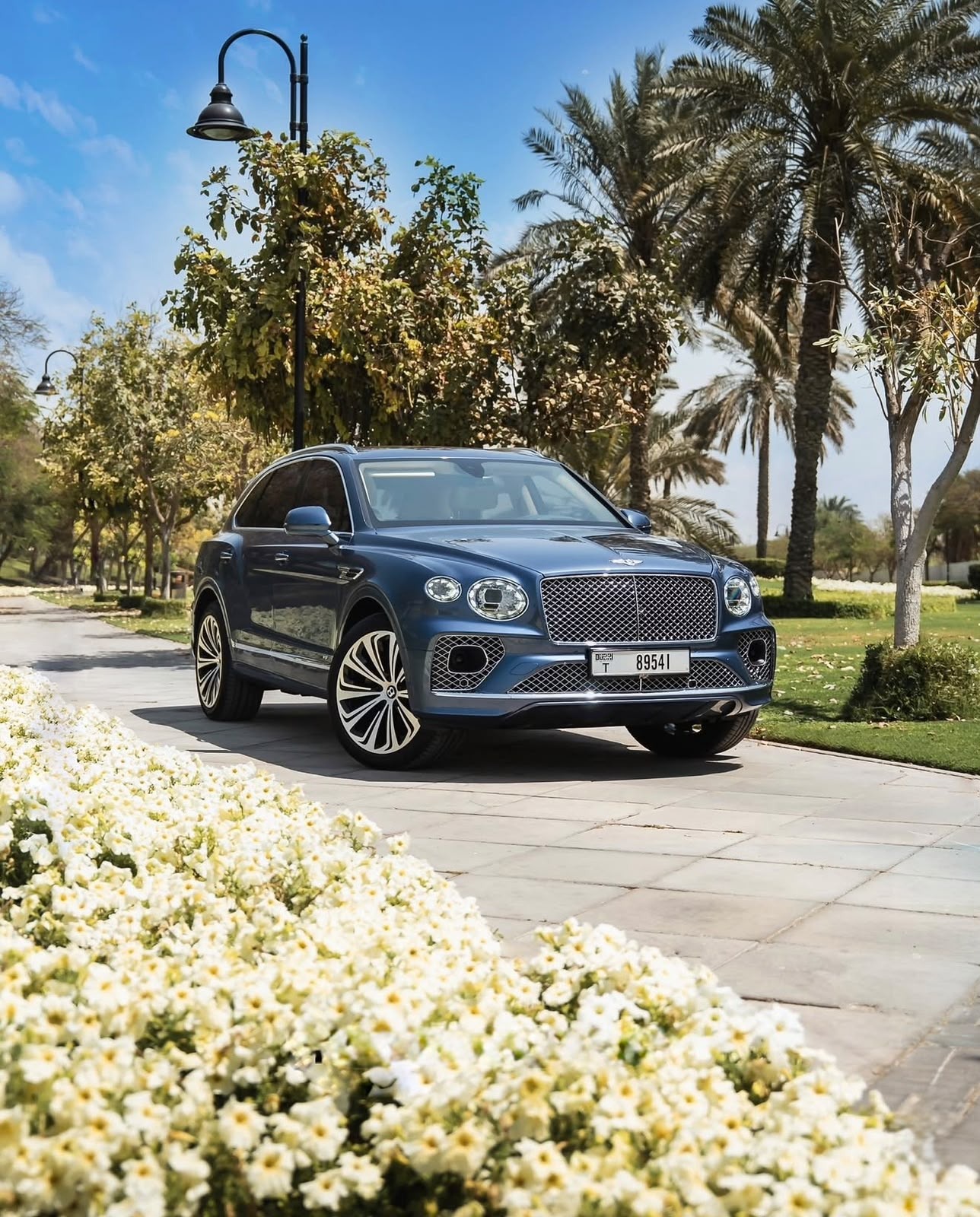 Bentley Bentayga V8 – Meteor Blue – Linen Hide