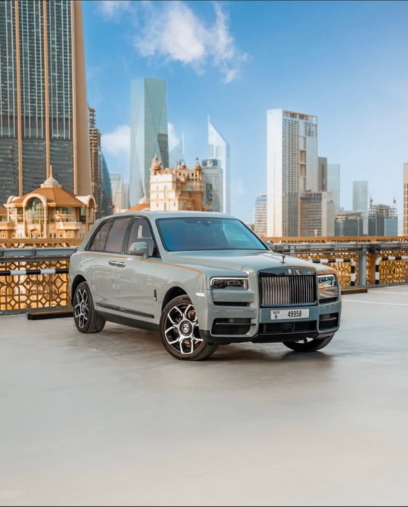 Rolls-Royce Cullinan Black Badge – Grigio Andalusian / Blu Leather