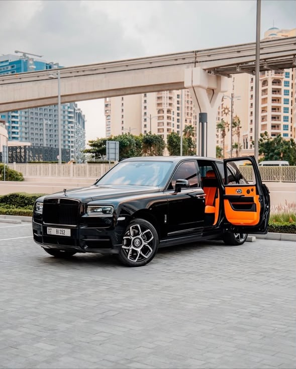 Rolls-Royce Cullinan Black Badge – Nero / Arancio Leather