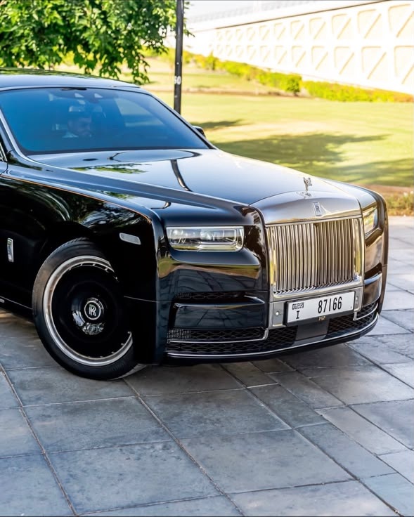 Rolls-Royce Phantom Extended – Nero / Nero – Arancio Leather