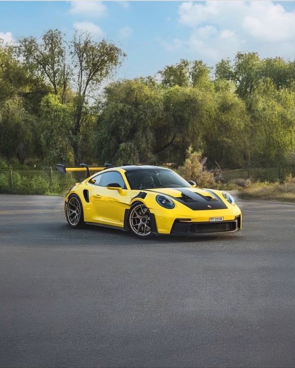 Porsche 911 GT3 RS – Giallo Racing / Weissach Black
