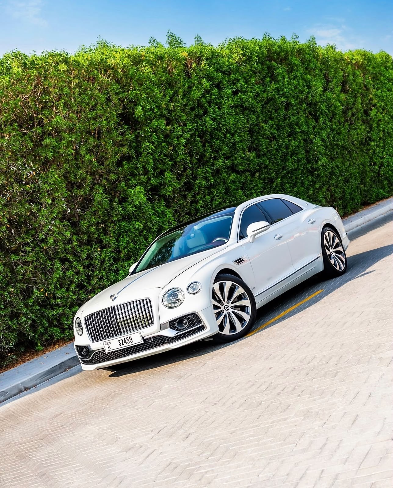 Bentley Flying Spur – Glacier White – Linen & Cricket Ball Red